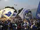 Centenas de torcedores do Cruzeiro protestam e pedem renncia do presidente