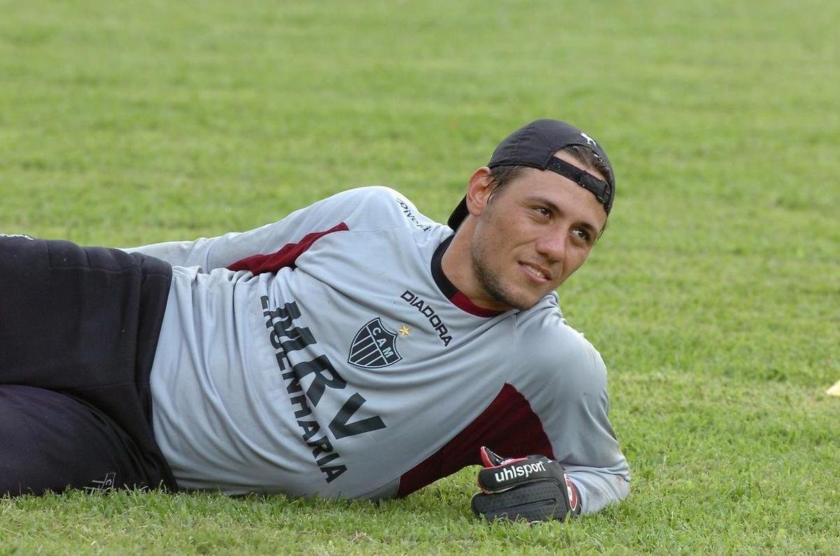 Diego Alves - Vendido ao Valencia, da Espanha, em 2007, por cerca de 2,4 milhes de euros (cerca de R$ 6,3 milhes, na poca)