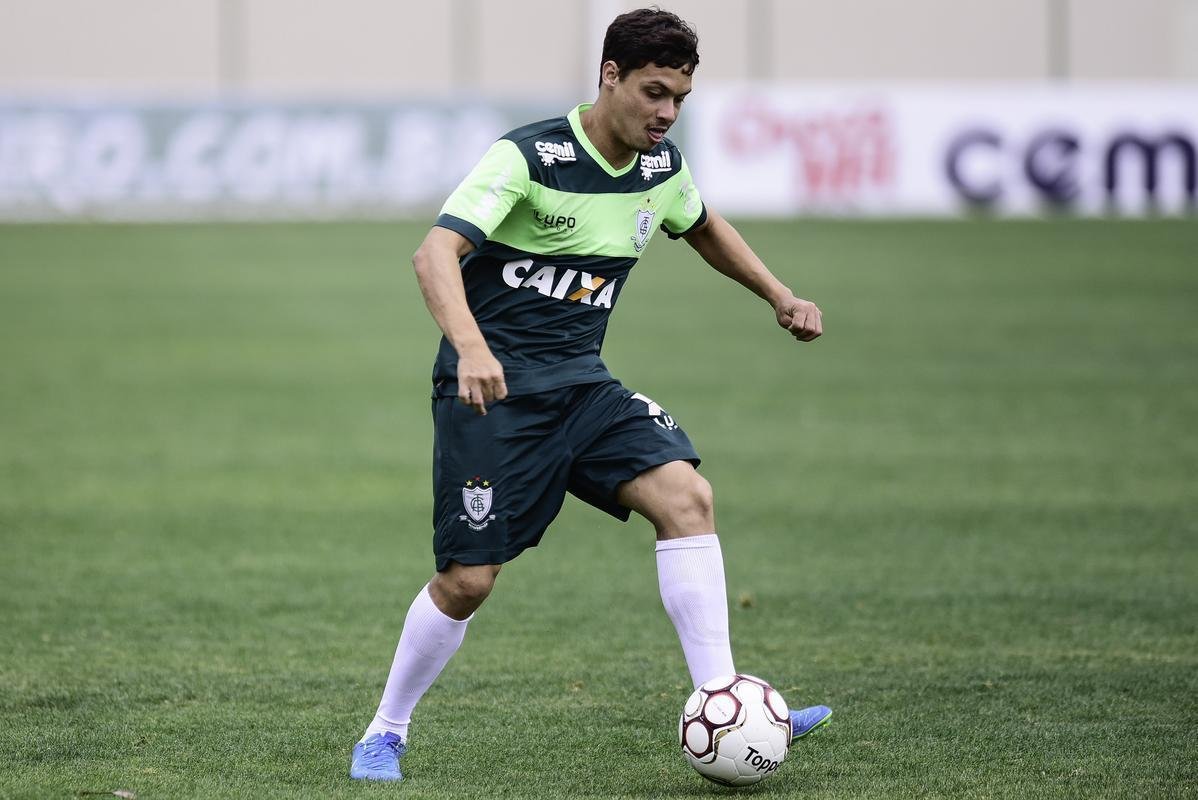 Mike - marcou dois gols em 18 jogos pelo Amrica na temporada. Foi aproveitado mais vezes no Campeonato Mineiro. Na Srie B, em virtude das contrataes, perdeu espao. Assim, ele retornar ao Internacional em 2018.