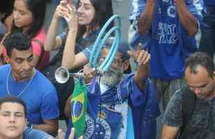 De Confins, jogadores do Cruzeiro hexacampees da Copa do Brasil saram em carro aberto pelas ruas de Belo Horizonte. No Centro da capital, milhares de pessoas aguardavam os jogadores para a festa.