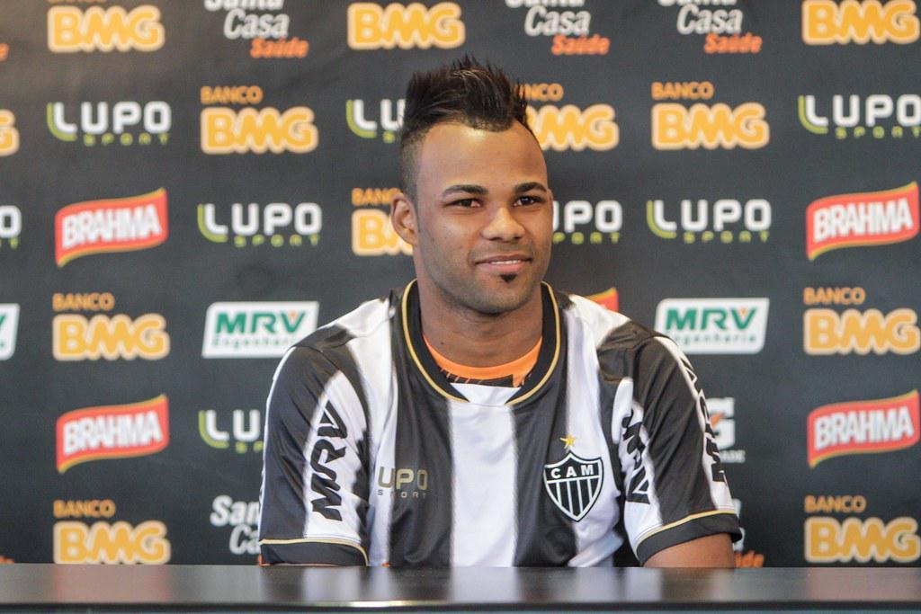 Fernandinho - atacante