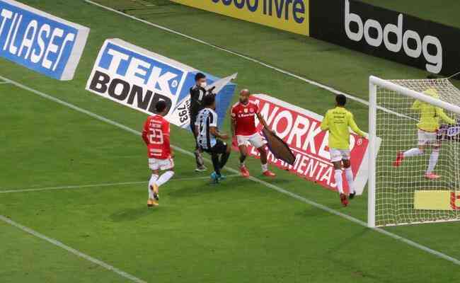 Em jogo marcado por confusão e expulsões, Grêmio bate o Avenida