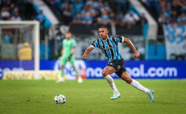 Bruno Alves em campo pelo Grêmio
