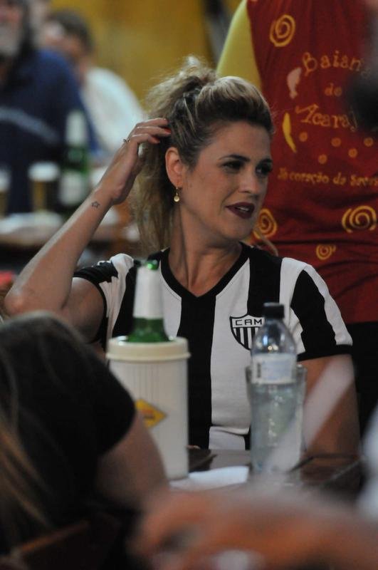 Nesta quinta-feira (2), torcedores do Atltico lotaram os bares de BH para acompanhar Bahia x Galo, jogo adiado da 32 rodada do Campeonato Brasileiro. Na imagem, bares na regio da Savassi.