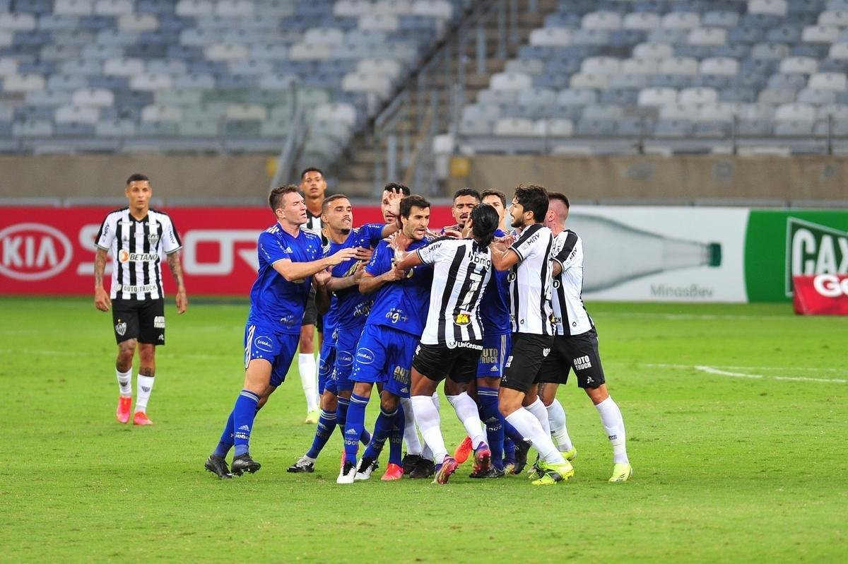 Hulk, do Atltico, e William Pottker, do Cruzeiro, discutiram no fim do clssico vencido pelos celestes, por 1 a 0, e foram expulsos pelo rbitro Paulo Csar Zanovelli da Silva
