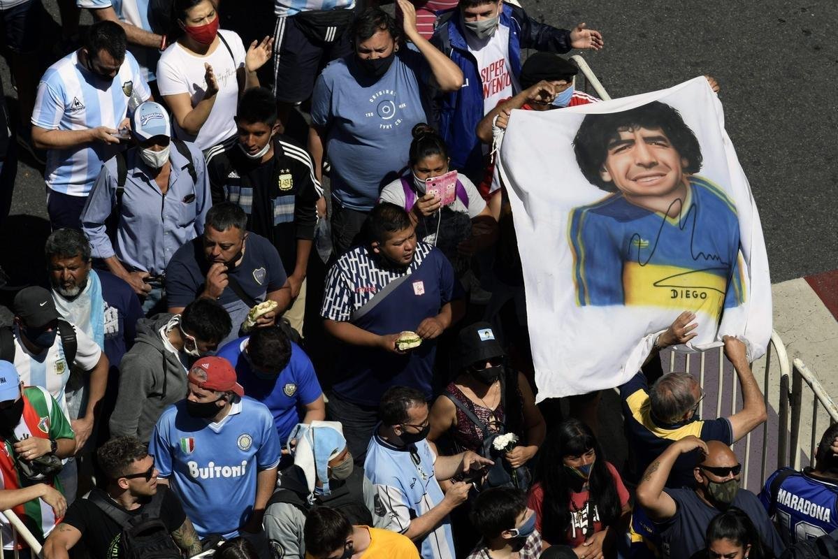 Velrio de Diego Armando Maradona na Casa Rosada, sede do governo argentino, em Buenos Aires. Ao longo desta quinta-feira (26/11), despedida dos fs rendeu imagens marcantes: choro, homenagens e at rivais se consolando pela partida do dolo. Maradona morreu aos 60 anos aps uma parada cardiorrespiratria.
