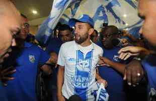 Atacante argentino Barcos foi recebido por dezenas de torcedores do Cruzeiro no aeroporto de Confins, na Grande Belo Horizonte. Jogador de 34 anos assinou vnculo com o clube mineiro por uma temporada