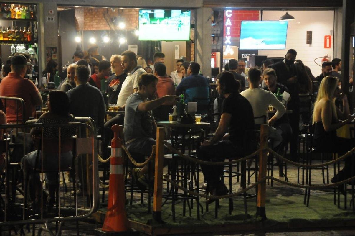 Torcedores do Cruzeiro acompanham jogo com o Confiana pela TV em bares de Belo Horizonte
