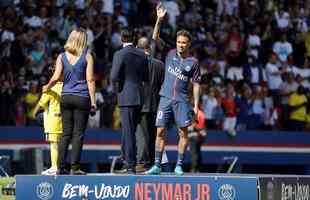 Veja imagens da apresentao de Neymar  torcida do PSG