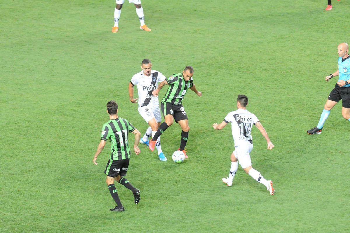 Fotos do duelo entre Amrica e Ponte Preta, no Independncia, em Belo Horizonte, em jogo de volta da quarta fase da Copa do Brasil