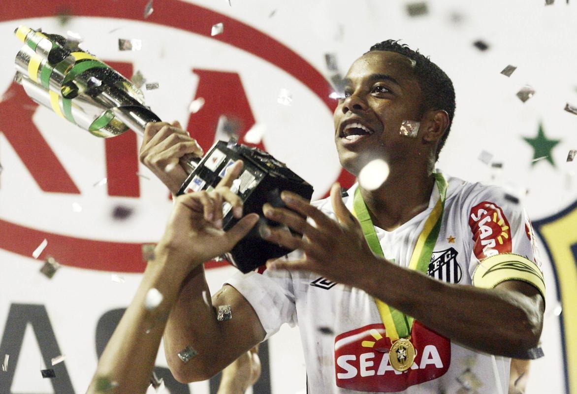 Santos - 9 // 8 - Campeonatos Brasileiros (1961, 1962, 1963 , 1964 , 1965 , 1968, 2002 e 2004) // 1 - Copas do Brasil (2010)
