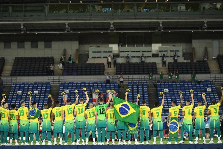 Jogadores da Seleo Brasileira recebem a medalha de ouro pela conquista olmpica no futebol