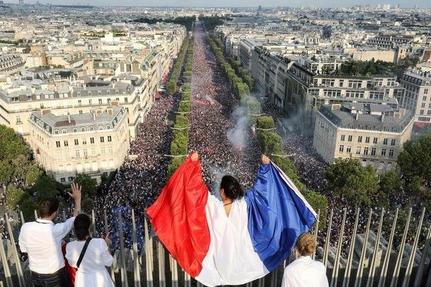 Torcedores franceses tomaram principais pontos turísticos e avenidas de Paris para celebrar o bi mundial