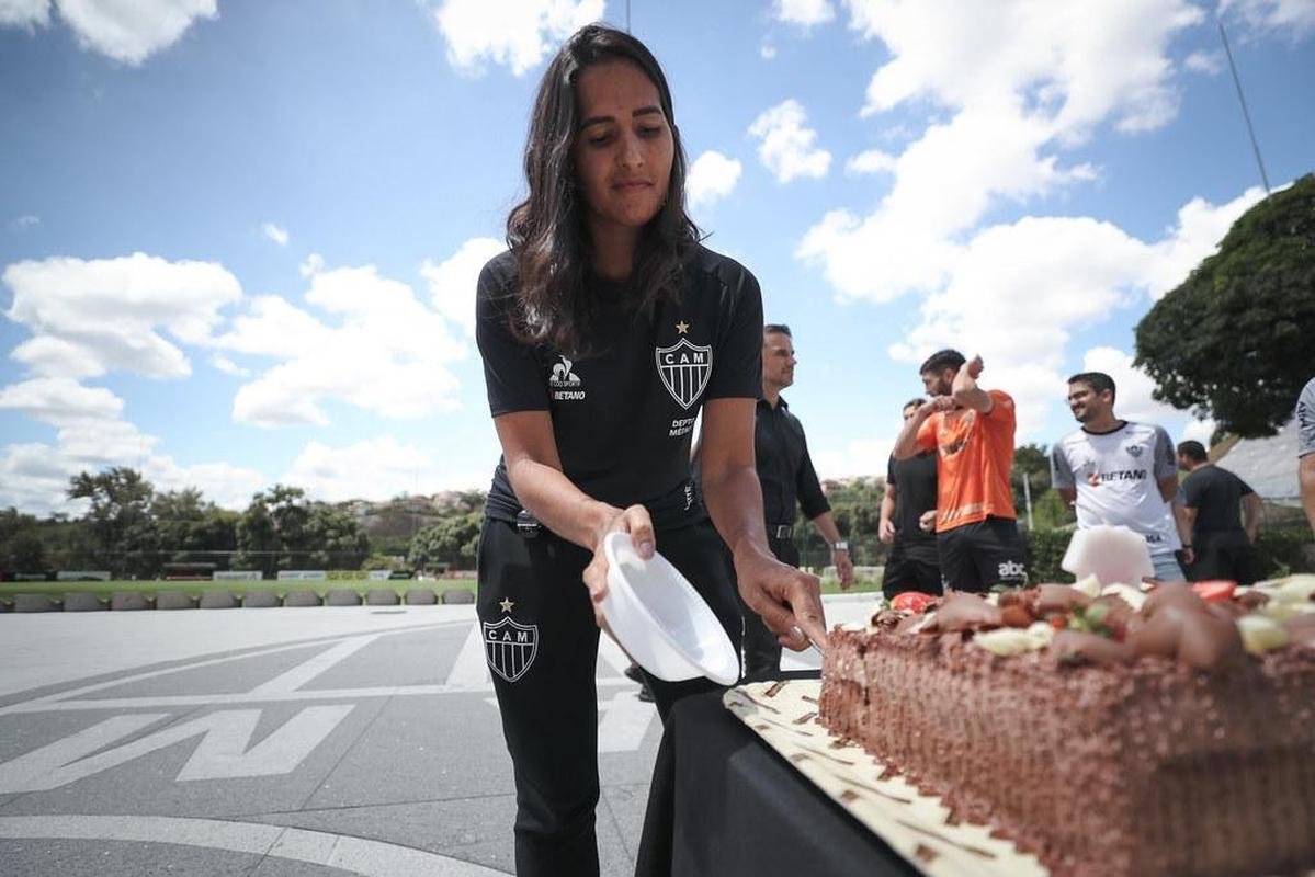 Comemorao pelo aniversrio do Galo e treino