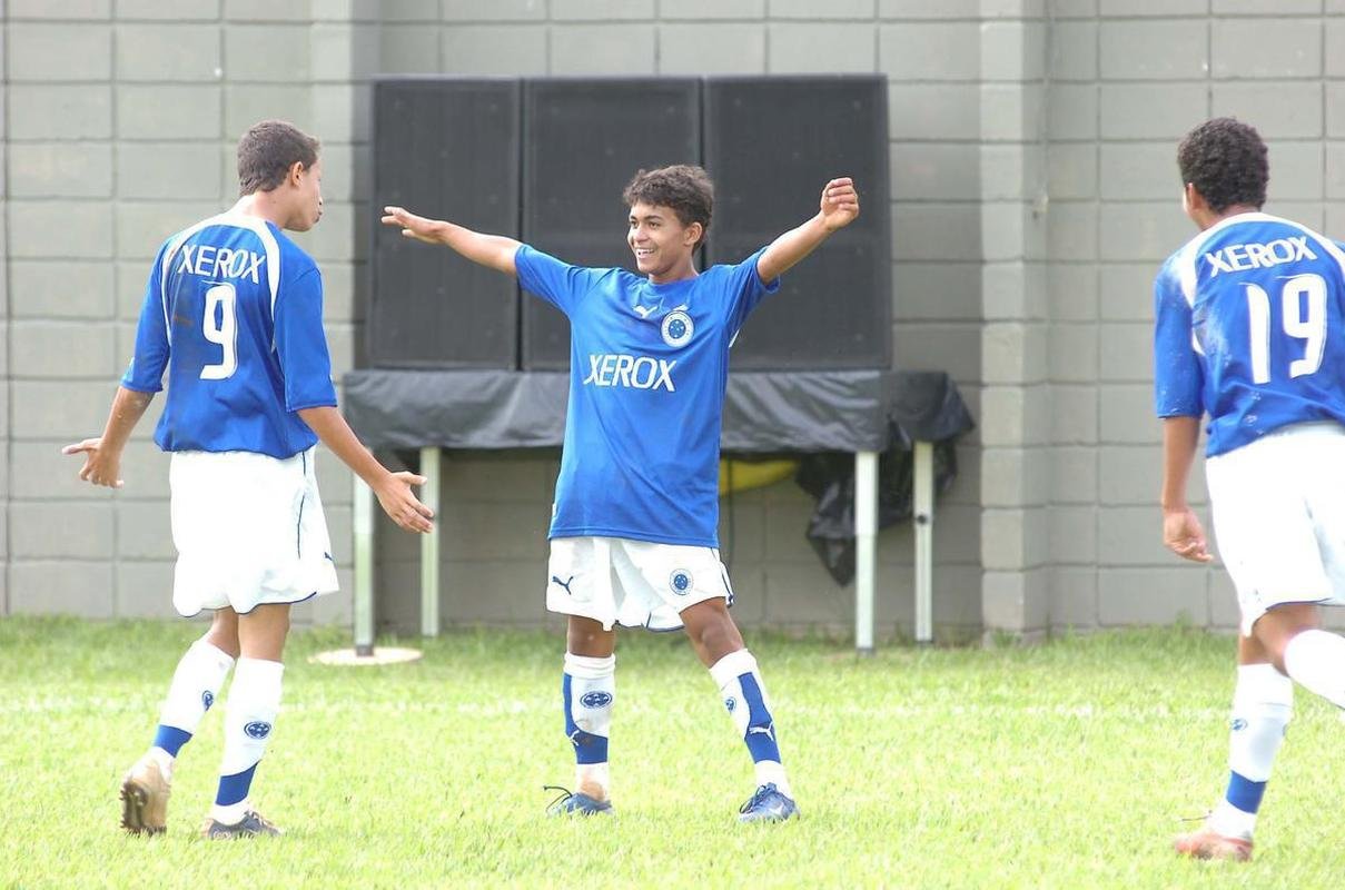 Atacante Dudu esteve nas categorias de base do Cruzeiro de 2005 at 2009, quando recebeu oportunidade entre os profissionais. Posteriormente, em 2010, foi emprestado ao Coritiba. Retornou  Raposa em 2011 e foi vendido ao Dnamo de Kiev meses depois.