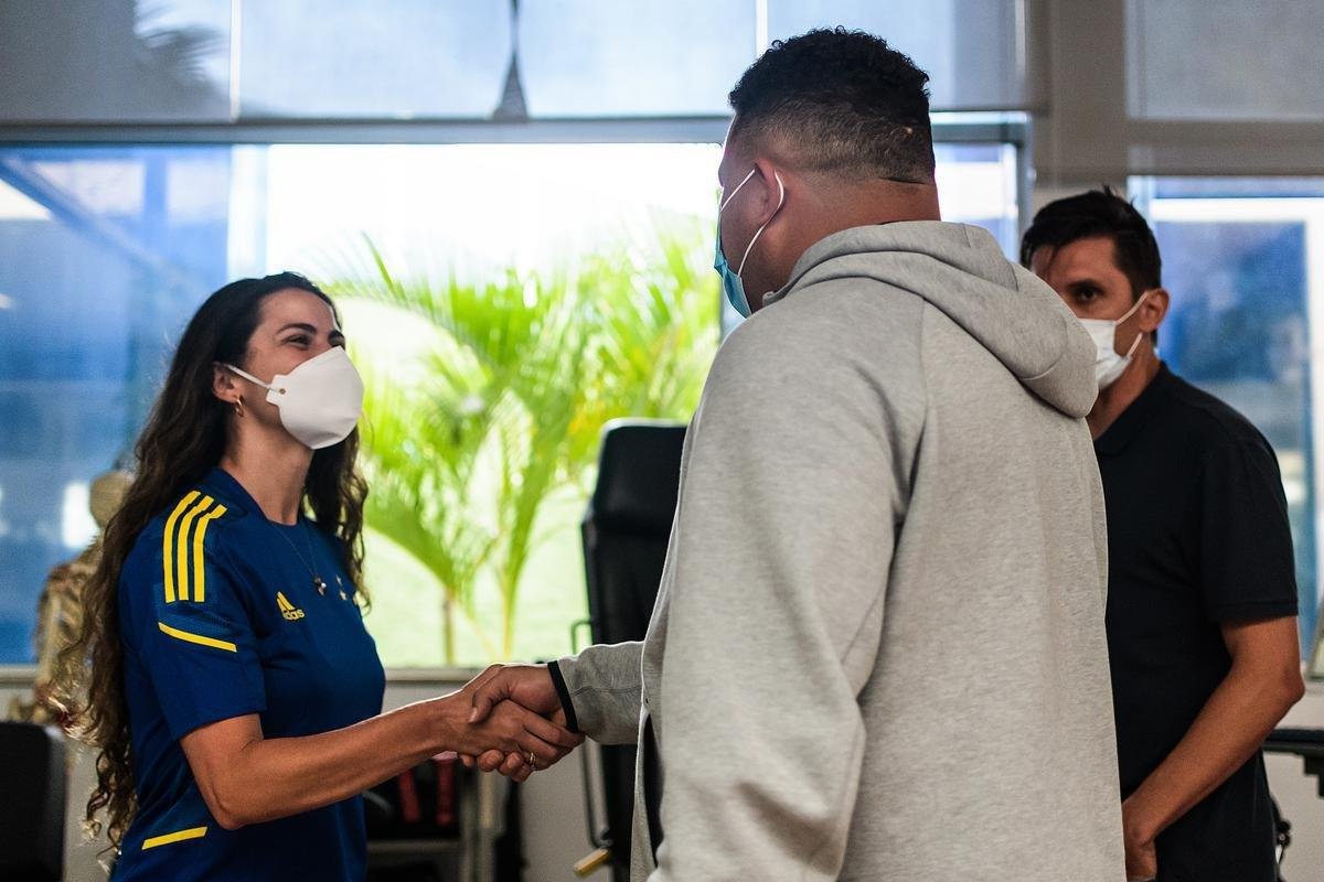 Em sua primeira visita  Toca da Raposa II, Ronaldo concedeu entrevista coletiva e teve contato com jogadores e comisso tcnica do Cruzeiro. Ele tambm se encontrou com scios da categoria Diamante.
