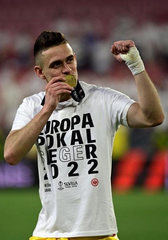 Colombiano Borr beija a medalha de ouro da Liga Europa 