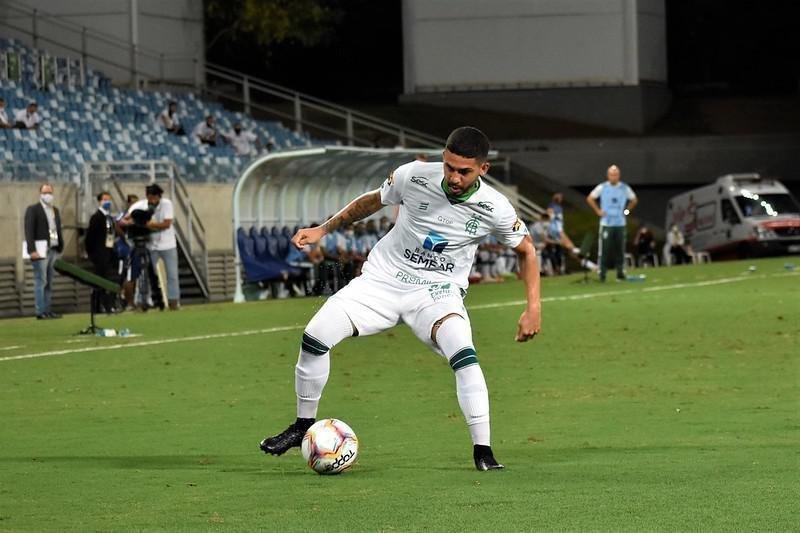 Diego Ferreira: o lateral-direito tem contrato de empréstimo até dezembro de 2021. Ele tem seus direitos ligados ao Tombense.