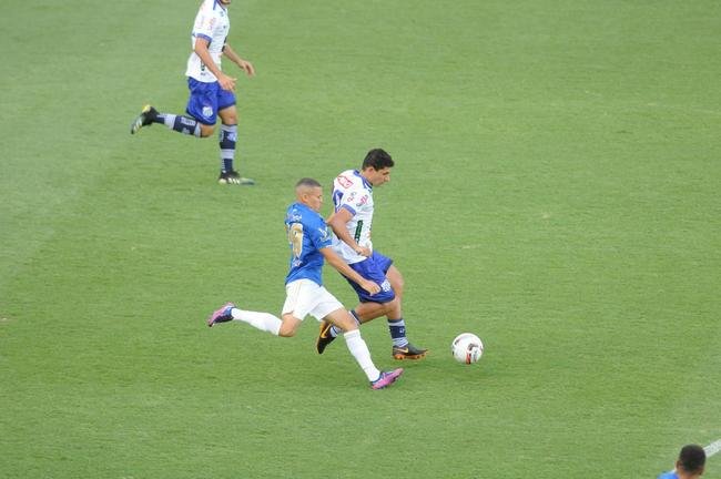 Cruzeiro goleou URT por 3 a 0 no Independncia com gols de Thiago, Machado e Edu em sua estreia no Mineiro. Ronaldo, dono da SAF, assistiu  partida no Horto. Duelo marcou estreia do tcnico uruguaio Paulo Pezzolano