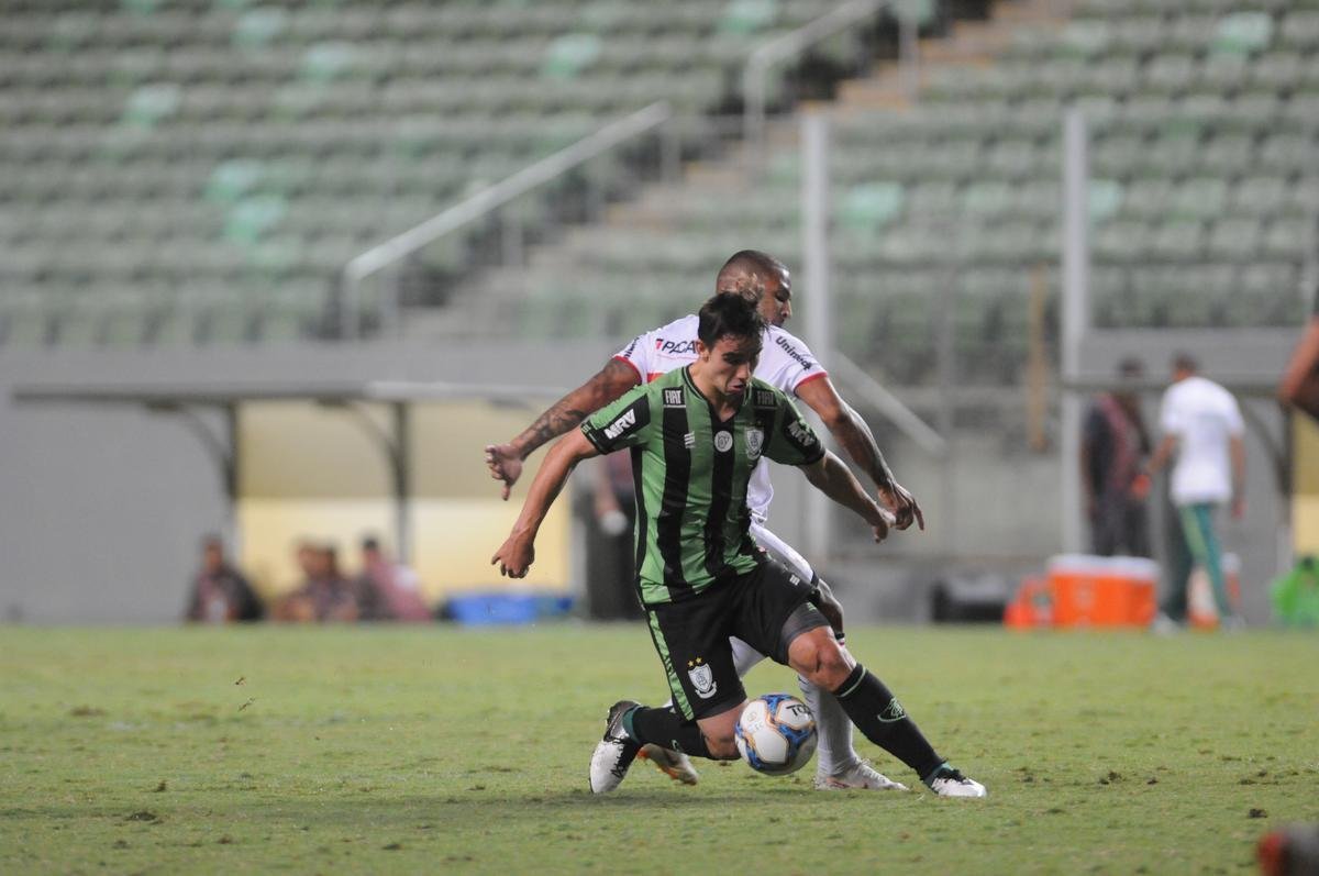 Fotos do primeiro tempo da partida entre Amrica e Botafogo-SP, no Independncia