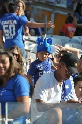 Imagens das torcidas de Cruzeiro e So Paulo no Mineiro