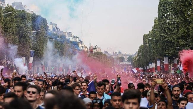 Torcedores franceses tomaram principais pontos tur�sticos e avenidas de Paris para celebrar o bi mundial