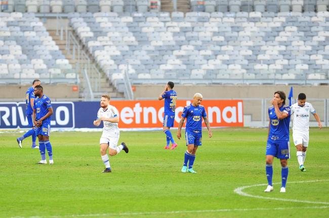 Com gols de Marcos Serrato e Renato (2), o Ava venceu o Cruzeiro por 3 a 0, neste sbado, no Mineiro, pela 12 rodada da Srie B