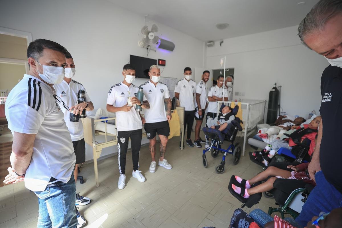 Jogadores do Atltico visitam Ncleo Assistencial Caminhos para Jesus