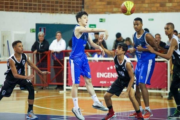 Fotos da decisão do Brasileiro Sub-14 de Basquete, entre Minas e Ginástico, no Olympico Club