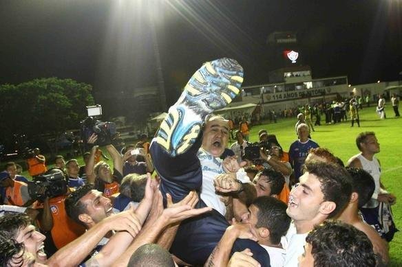 Festa dos jogadores do Cruzeiro no Barrado com a conquista do tricampeonato brasileiro