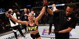 UFC 196, em Las Vegas - Amanda Nunes tem o brao erguido e comemora vitria 