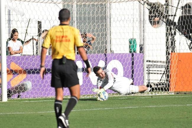 Victor defende p�nalti de Alan Patrick logo no come�o da partida no Independ�ncia