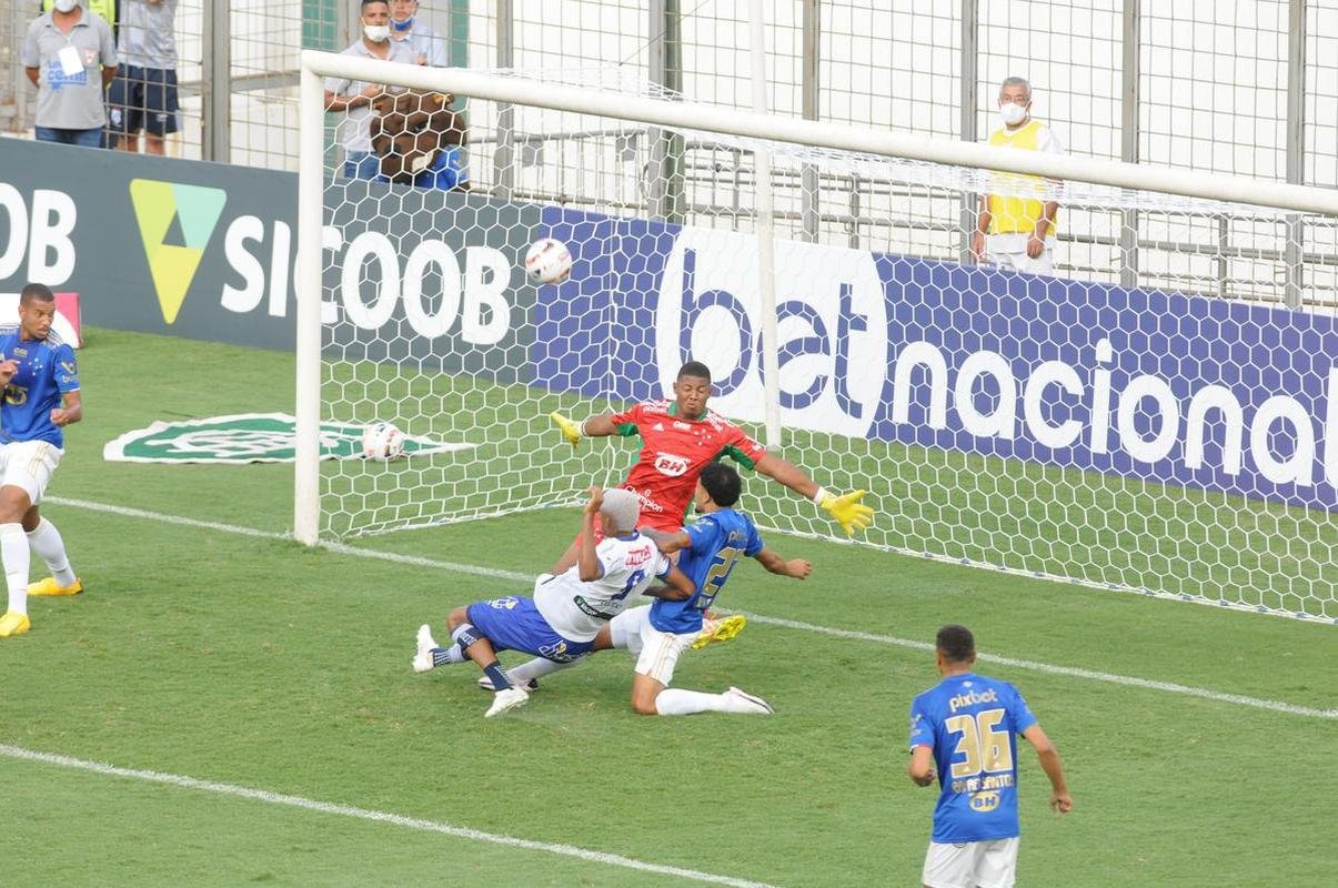 Cruzeiro goleou URT por 3 a 0 no Independncia com gols de Thiago, Machado e Edu em sua estreia no Mineiro. Ronaldo, dono da SAF, assistiu  partida no Horto. Duelo marcou estreia do tcnico uruguaio Paulo Pezzolano
