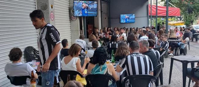 Torcedores do Atlético festejam título em bares de BH