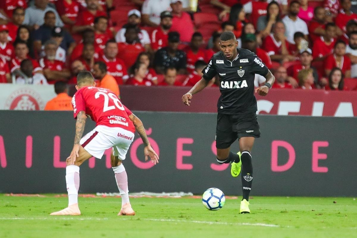 Galo derrotou Internacional no Beira-Rio com gols de Cazares e Terans; D'Alessandro descontou de pnalti