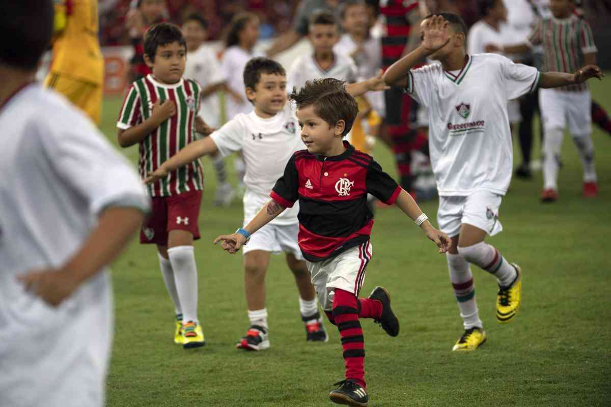 Crianas entram em campo antes de Flamengo x Fluminense para homenagear vtimas de incndio