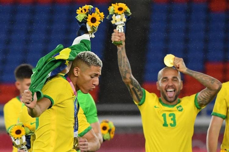 Jogadores da Seleo Brasileira recebem a medalha de ouro pela conquista olmpica no futebol