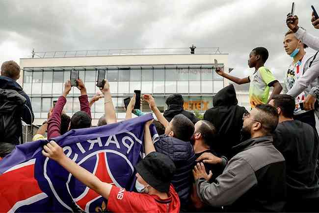 Enquanto carque curte descanso em casa, torcedores do PSG se aglomeram em aeroporto