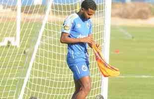 Cruzeiro fez nesta segunda-feira  tarde, na Toca da Raposa II, o ltimo treino em Belo Horizonte antes da partida contra o Internacional, quarta, no Beira-Rio, pela semifinal da Copa do Brasil. O tcnico Rogrio Ceni deve escalar Fbio; Edilson, Ded, Fabrcio Bruno (Leo) e Egdio (Dod); Henrique e Robinho; Marquinhos Gabriel; Thiago Neves e David; Pedro Rocha. Servindo  Seleo Colombiana, Orejuela est fora do jogo.