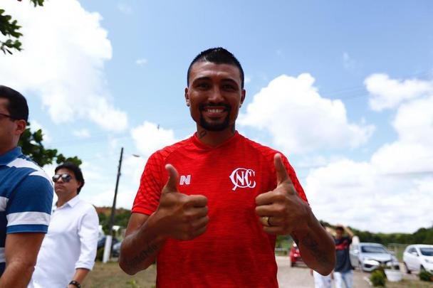 Atacante Kieza foi apresentado em sua terceira passagem no Nutico. Chegando ao clube como maior contratao alvirrubra da temporada, ele vestir a camisa 9 do Timbu.