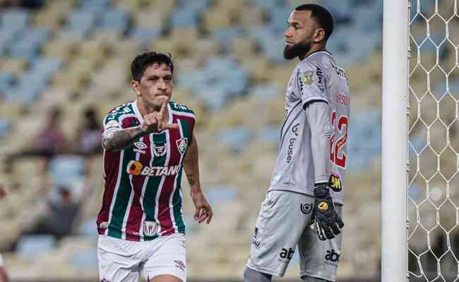 Cano marcou duas vezes para o Fluminense na vitória sobre o Atlético por 5 a 3