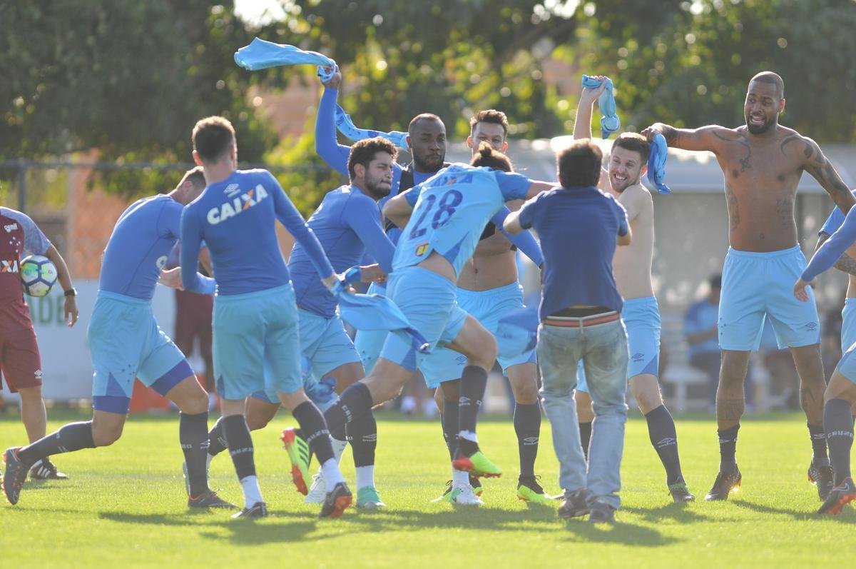 Fotos do atacante Barcos sendo batizado pelos jogadores do Cruzeiro