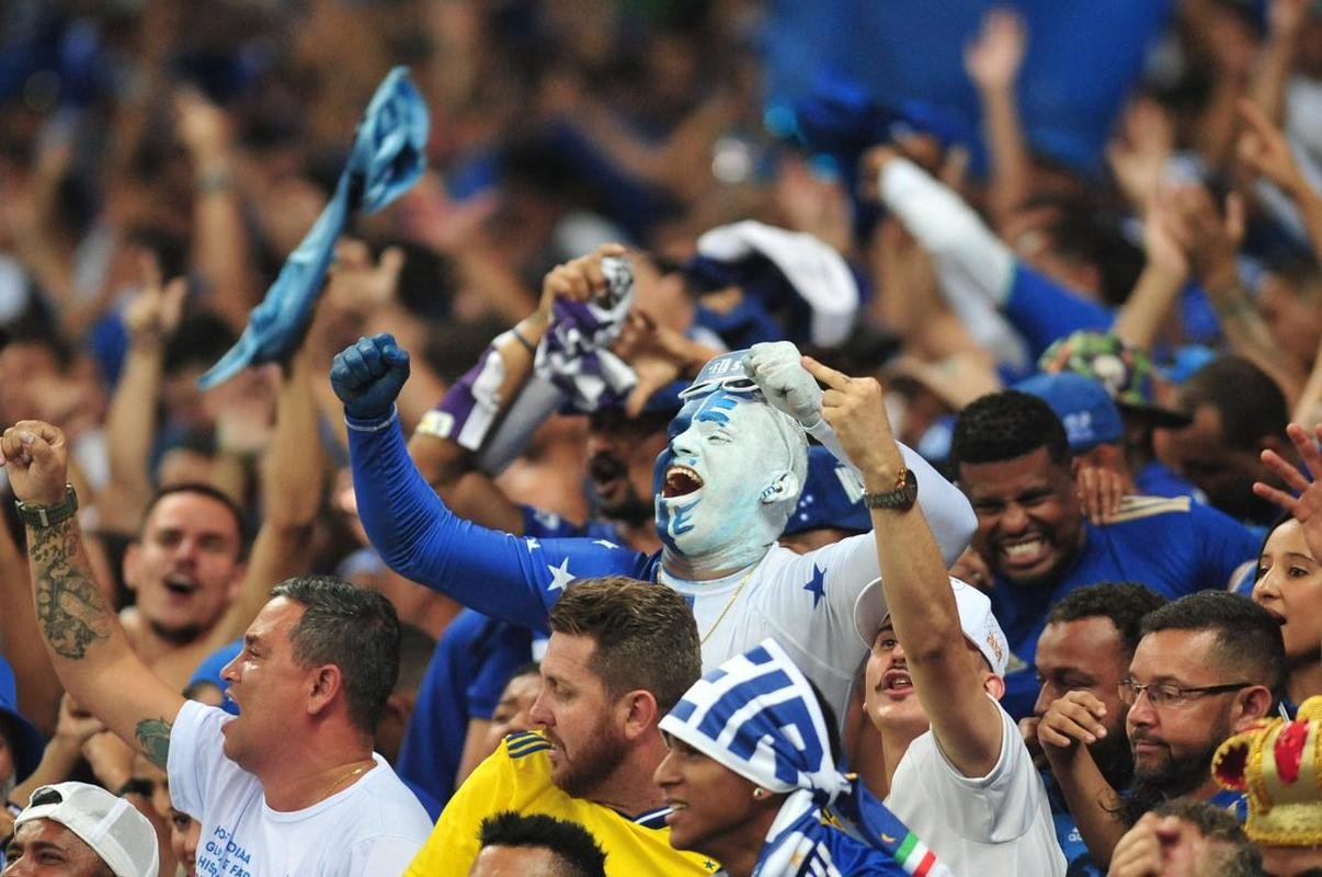 Festa da torcida do Cruzeiro no Mineiro diante do Vasco pela Srie B