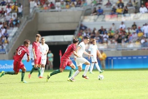Portugal e Arglia empataram por 1 a 1 no Mineiro. Resultado fez os lusitanos avanarem s quartas de final em primeiro. Honduras passou em segundo. Surpreendentemente, Argentina est eliminada dos Jogos do Rio j na primeira fase do futebol masculino 
