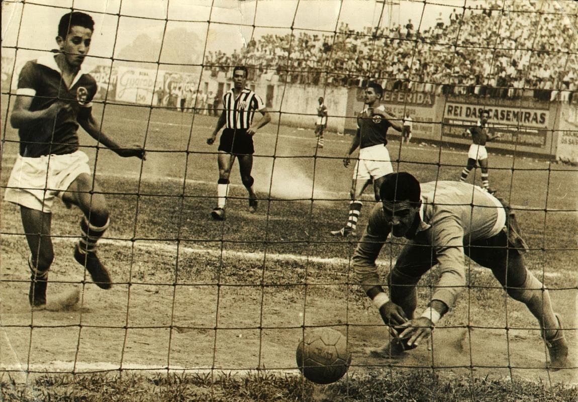 Raimundinho, do Cruzeiro, foi artilheiro do Campeonato Mineiro de 1954 com 13 gols.