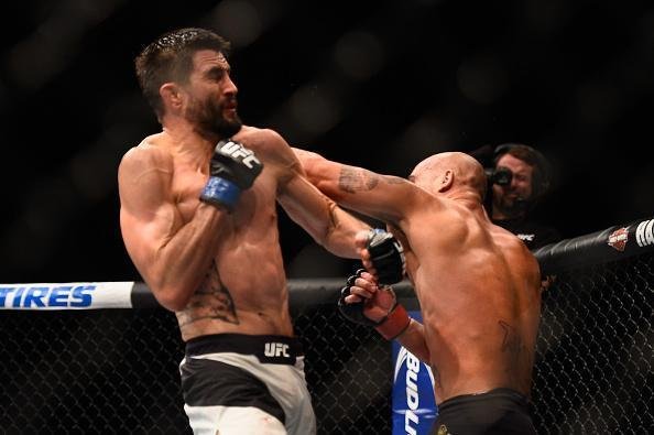 Robbie Lawler venceu Carlos Condit por decisão dividida e manteve o cinturão dos meio-médios