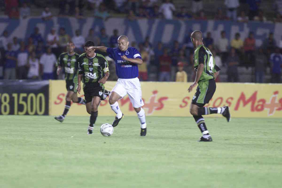 O Cruzeiro venceu o Amrica por 2 a 1, no Mineiro, pelo jogo de ida da semifinal do Campeonato Mineiro de 2004. Os gols celestes foram marcados por Guilherme e Alex. Leandro Euzbio balanou a rede para o Coelho.