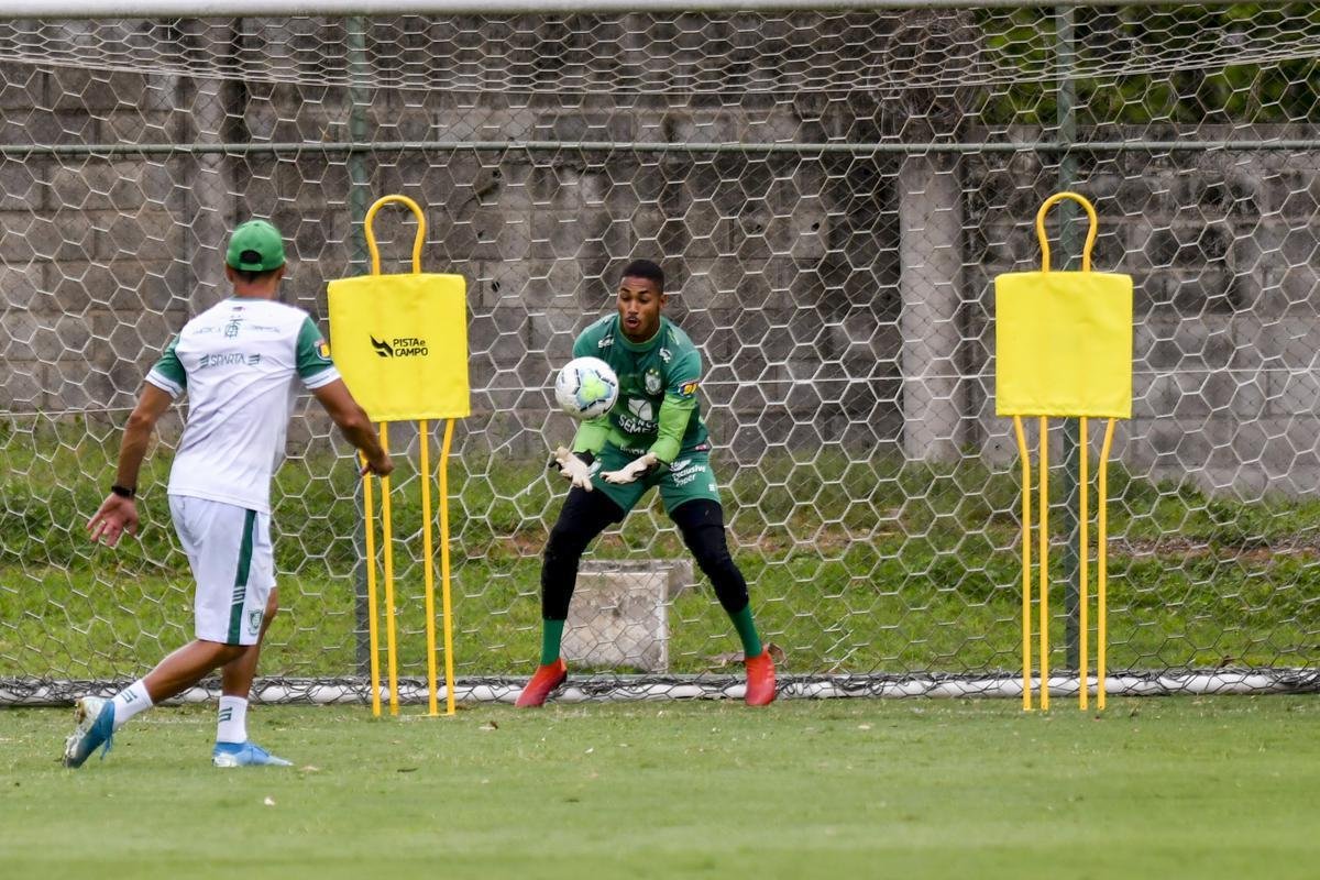 Titulares do Amrica foram poupados do treino com bola no campo, nesta segunda-feira, no CT Lanna Drumond. De qualquer forma, todo o elenco participou de uma palestra com o tcnico Lisca. A novidade do dia foi a volta do zagueiro Eduardo Bauermann s atividades normais. O volante Z Ricardo segue como dvida para enfrentar o Internacional na quarta-feira, em 'deciso' pela Copa do Brasil