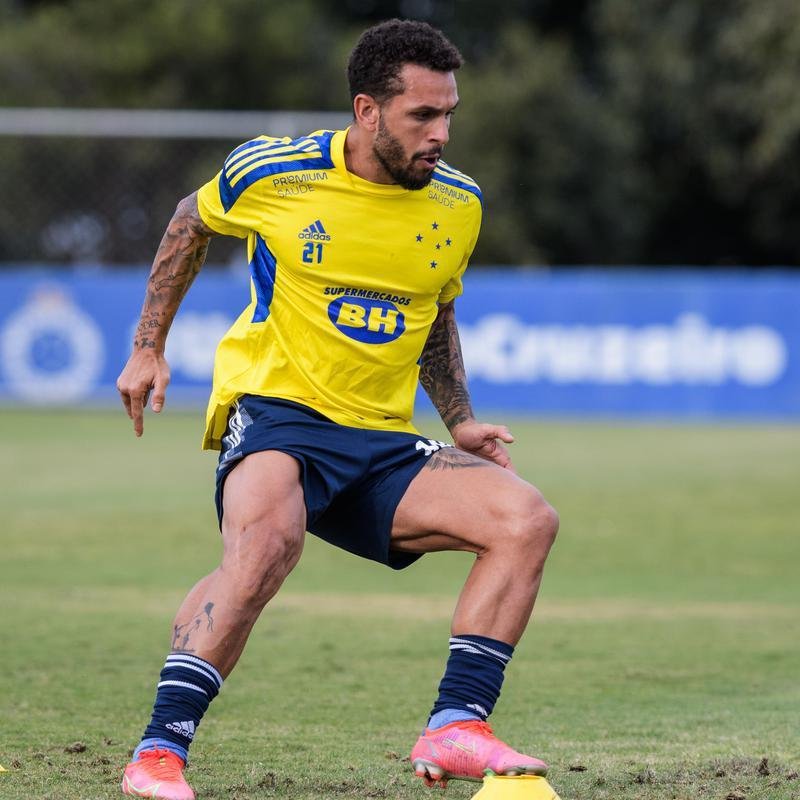 Comisso tcnica de Vanderlei Luxemburgo comandou treino na Toca da Raposa II nesta quarta-feira. Time se prepara para enfrentar o Brusque, s 11h de sbado, no estdio Augusto Bauer, em Santa Catarina, pela 16 rodada da Srie B.