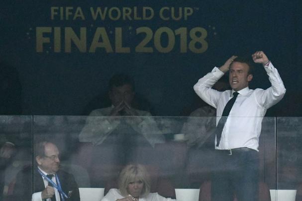 Presidente francês Emmanuel Macron vibra muito com o título francês e depois ainda entrega medalhas e troféu aos campeões; já a presidente croata Kolinda Grabar-Kitarovic deu show de simpatia mesmo com o vice